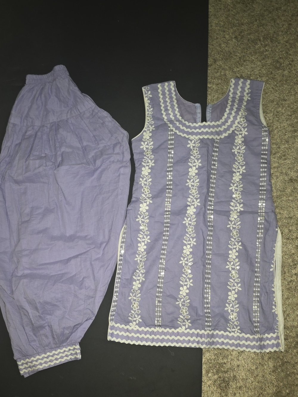 Girls Lavender Embroidered Sleeveless Salwar Suit